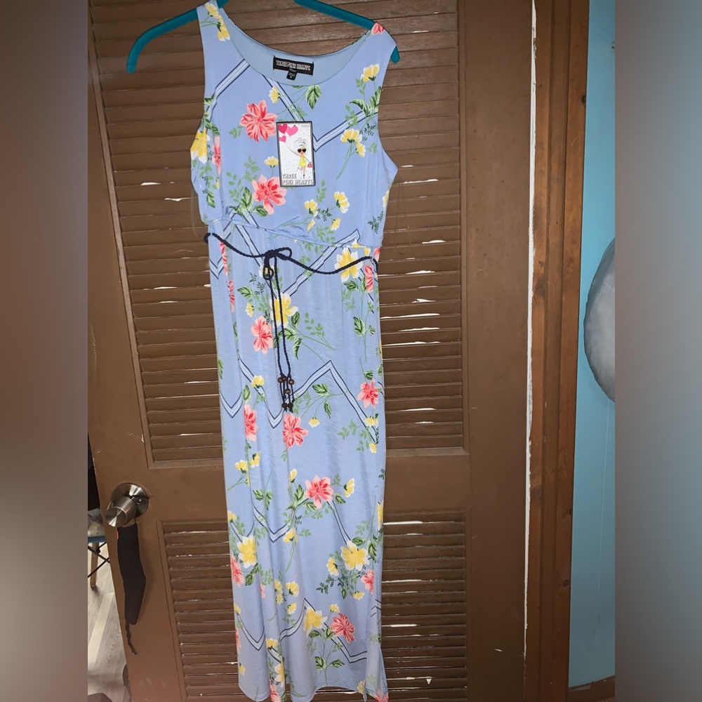 This never before worn dress is perfect for a nice day out with the family!